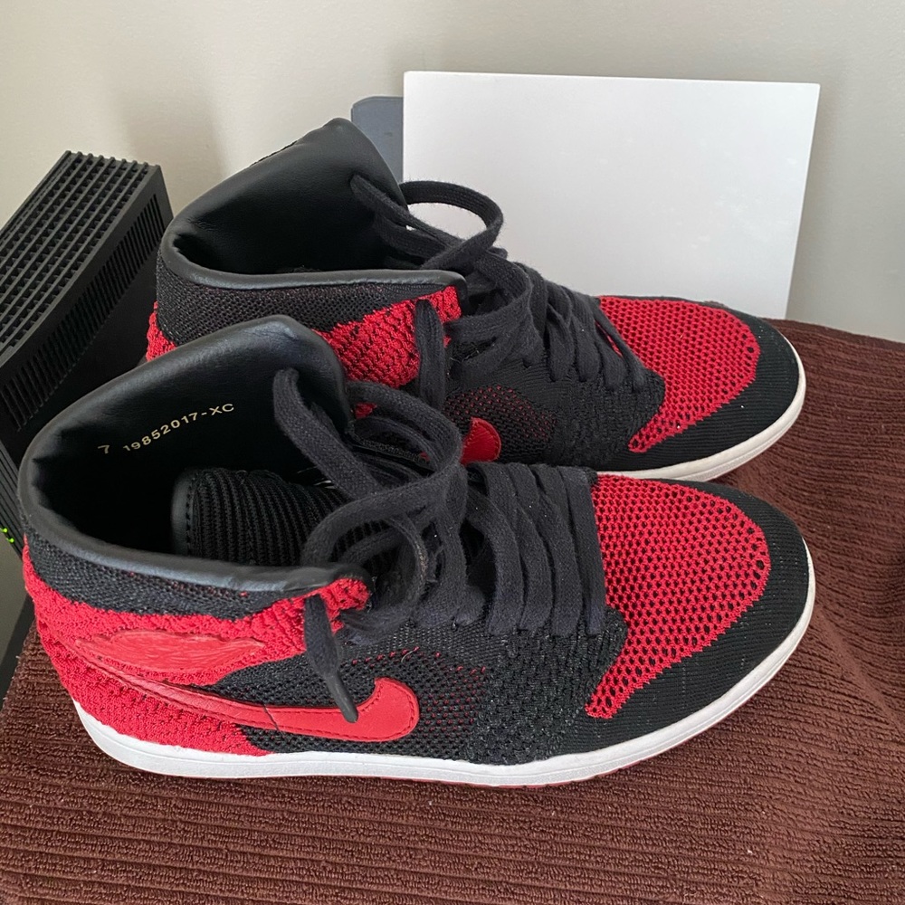 Great Condition Classic Flynet Jordan 1s 8/10!! 7y